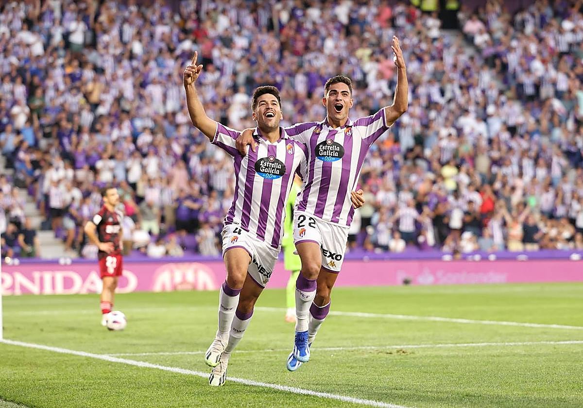 Meseguer celebra el tercer tanto, agarrado por Lucas Rosa.