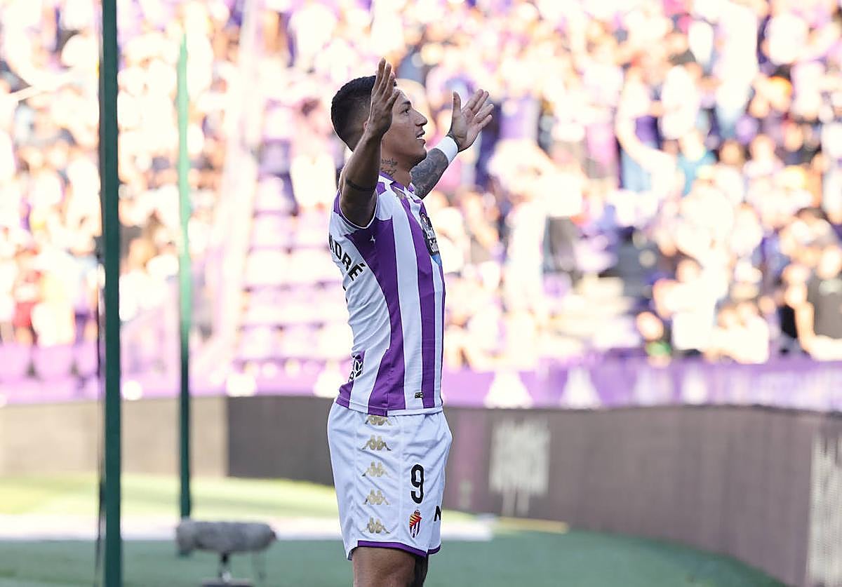 Marcos André celebra frente al fondo el primer gol del partido.