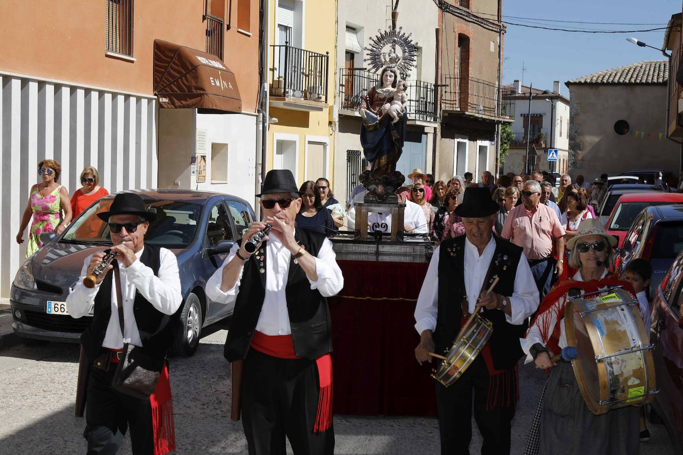 Procesión de la Virgen del Rosario en Valbuena de Duero