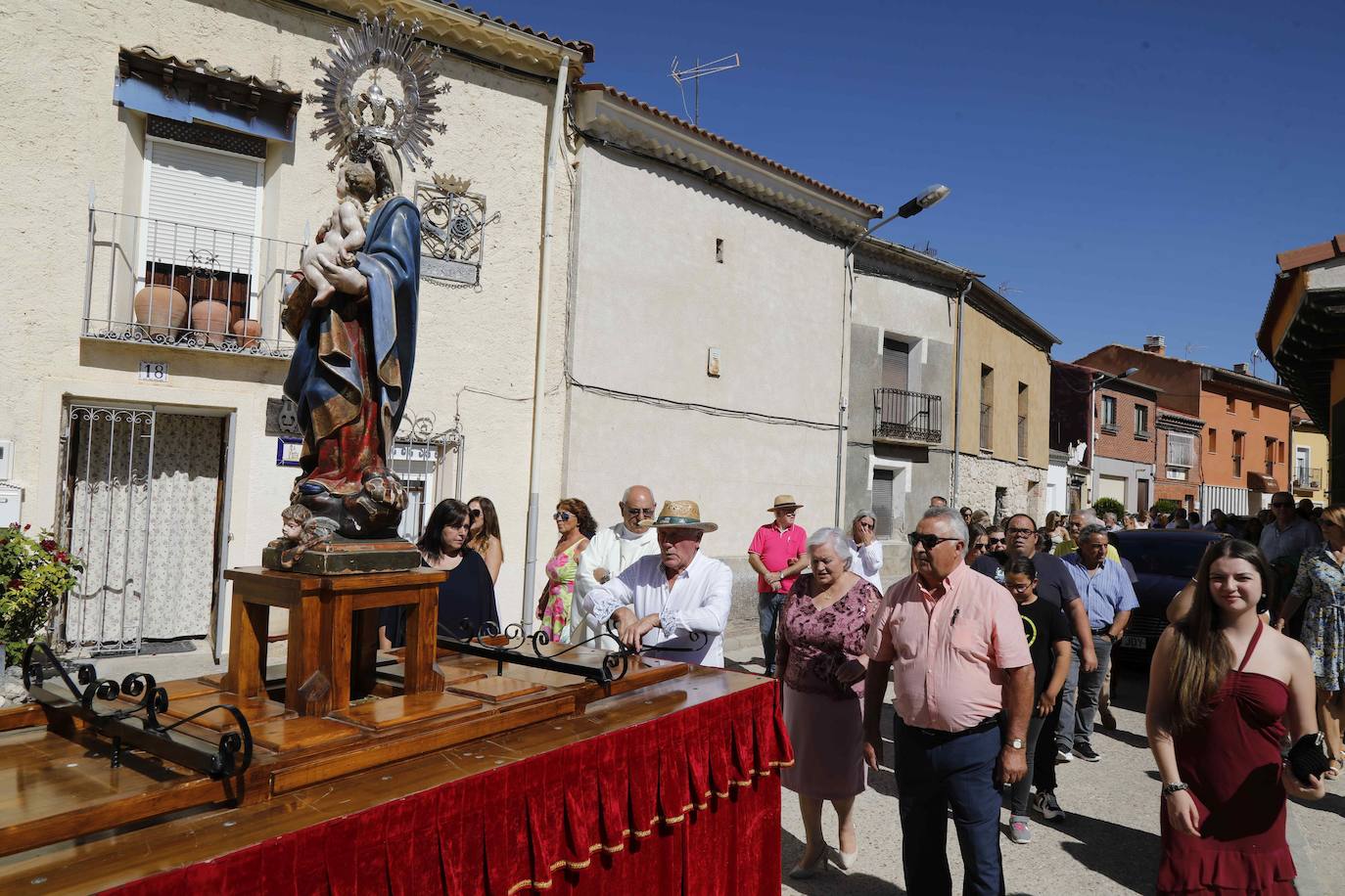 Procesión de la Virgen del Rosario en Valbuena de Duero