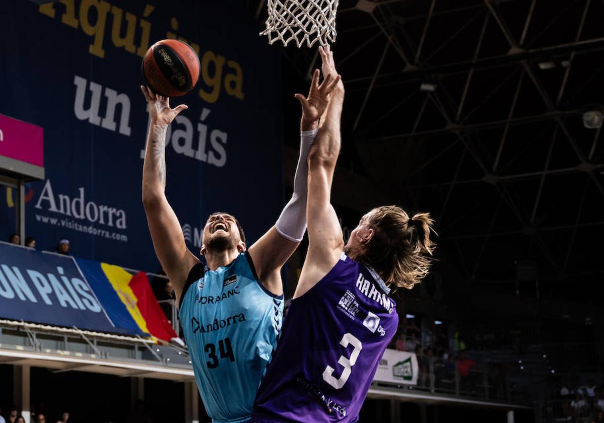 Haarms intenta taponar a Maric en el partido de este domingo entre el Morabanc Andorra y el Zunder Palencia.