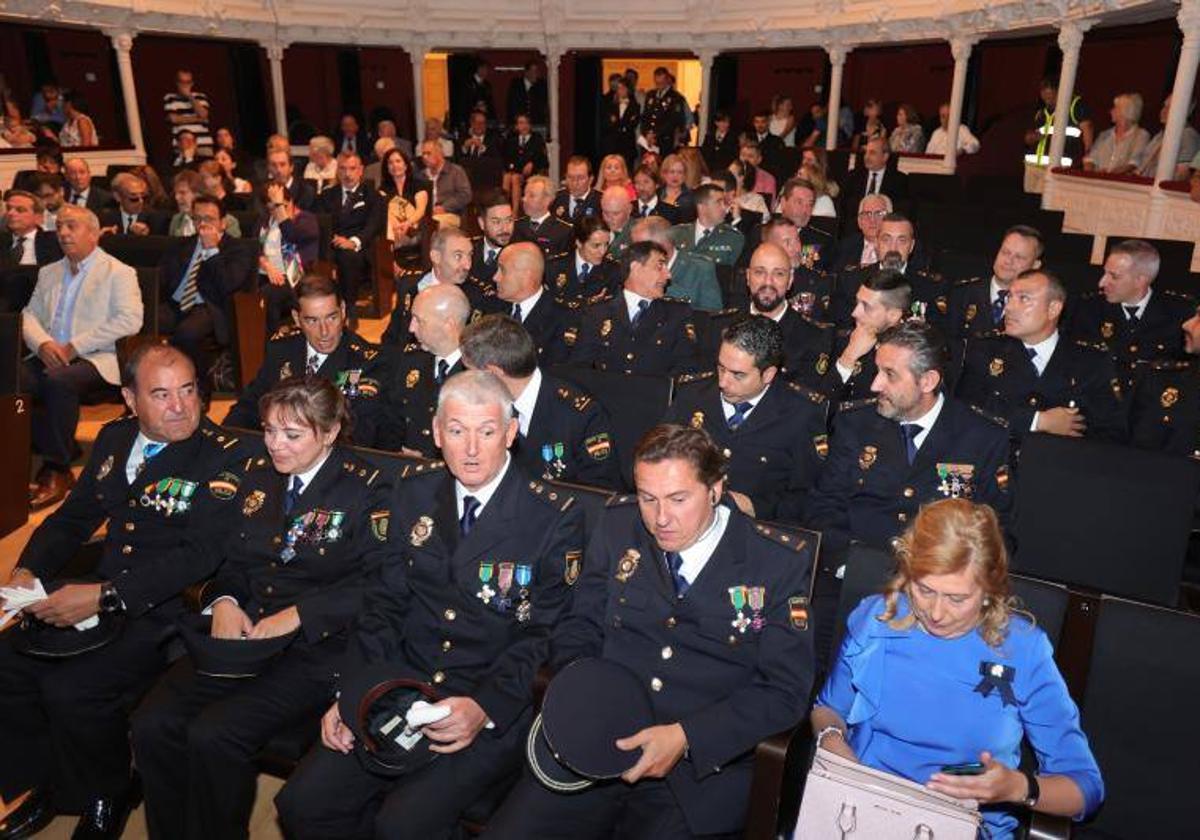 Celebración de la fiesta de la Policía Nacional en el teatro Principal.