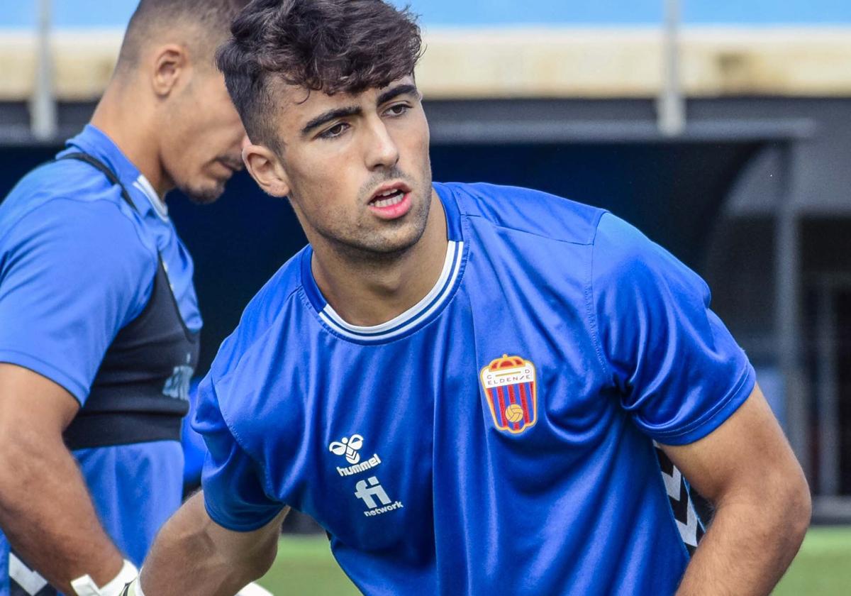 Álvaro Aceves entrena con la camiseta del Eldense.