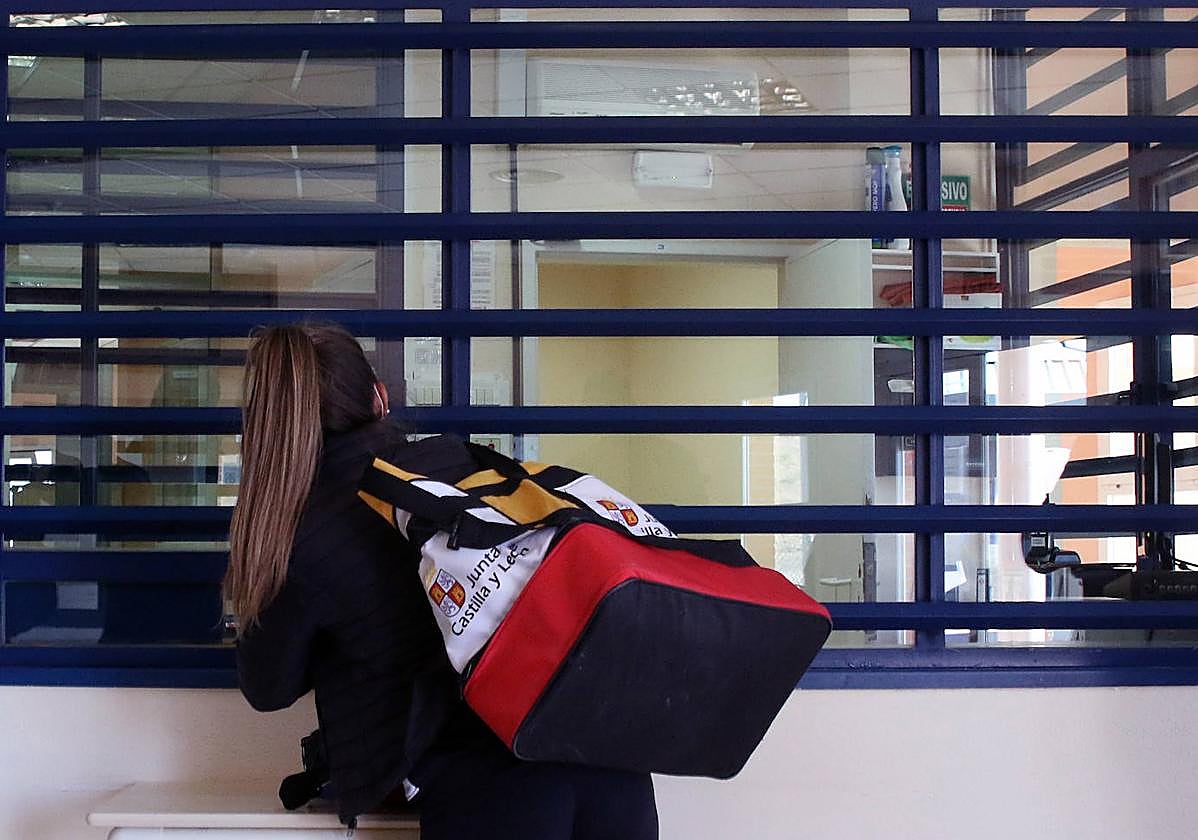 Una funcionaria, en una de las oficinas de la cárcel de Perogordo.