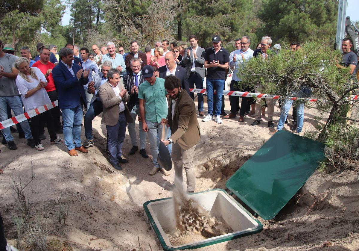 El vicepresidente de la Junta coloca la primera piedra dle nuevo proyecto de recarga.