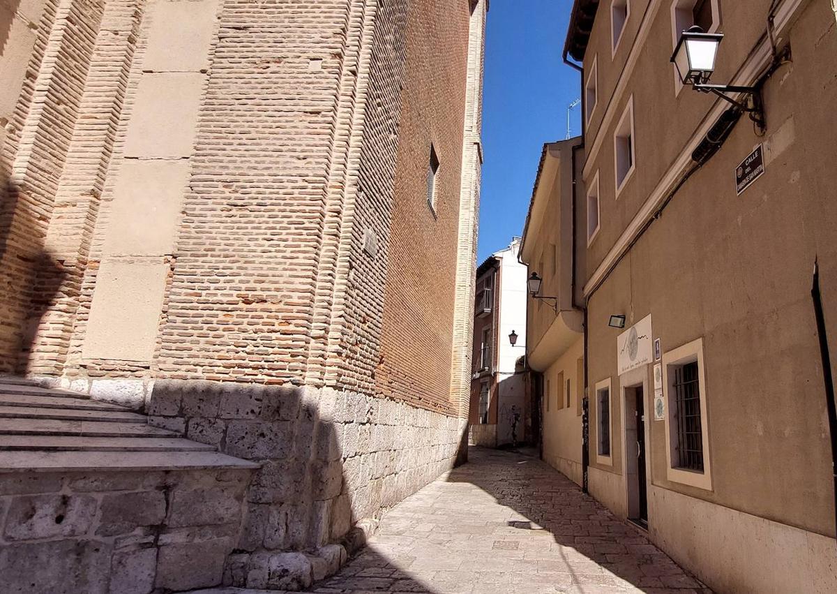 Imagen secundaria 1 - La calle del Camarín de San Martín. | El hospital de Santa María de Esgueva, a mediados del s. XX. | Enterramiento musulmanes localizados en la Casa de Beneficencia.