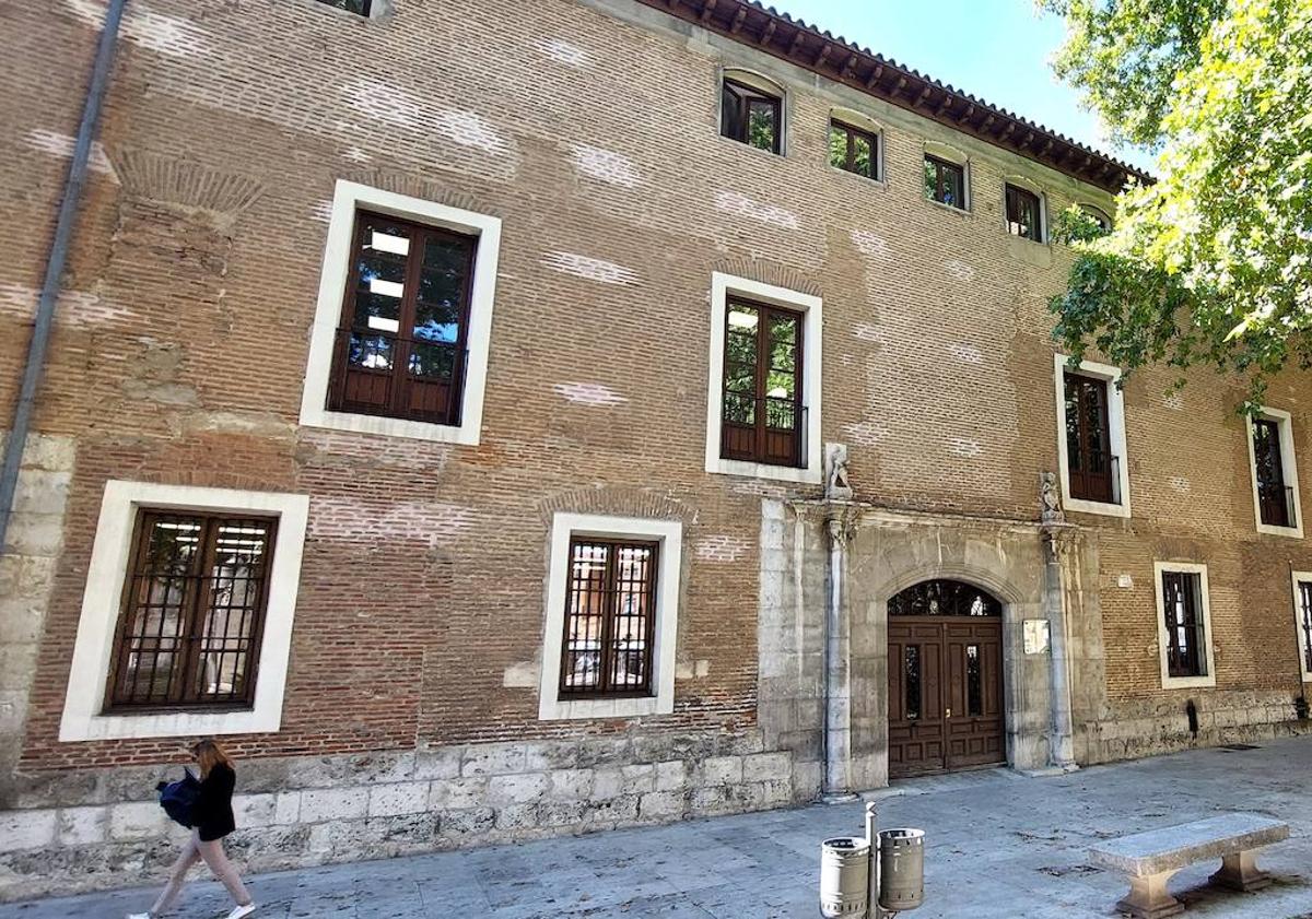 Imagen principal - Los palacios renacentistas que fueron ocupados por la Casa de Beneficencia. | Restos de la segunda muralla de la ciudad documentados en la calle Claudio Moyano. | La calle Juan Mambrilla, antigua rúa de los Francos, en los años 70 de s. XX.