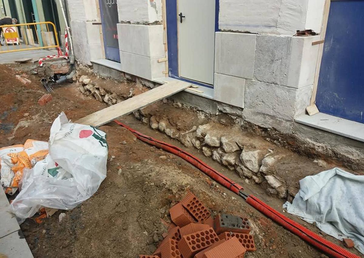 Imagen secundaria 1 - Los palacios renacentistas que fueron ocupados por la Casa de Beneficencia. | Restos de la segunda muralla de la ciudad documentados en la calle Claudio Moyano. | La calle Juan Mambrilla, antigua rúa de los Francos, en los años 70 de s. XX.