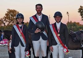 Podio absoluto del Campeonato de Castilla y León de salto de obstáculos, formado por Carla Alonso, Carlos Zárate y Jaime Gabarrón (de izquierda a derecha).