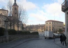 Al fondo, calle de Pelaires, en el barrio de San Millán.