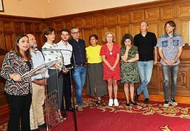 La alcaldesa, junto a su equipo de concejales, ofrece el balance de los primeros cien días.