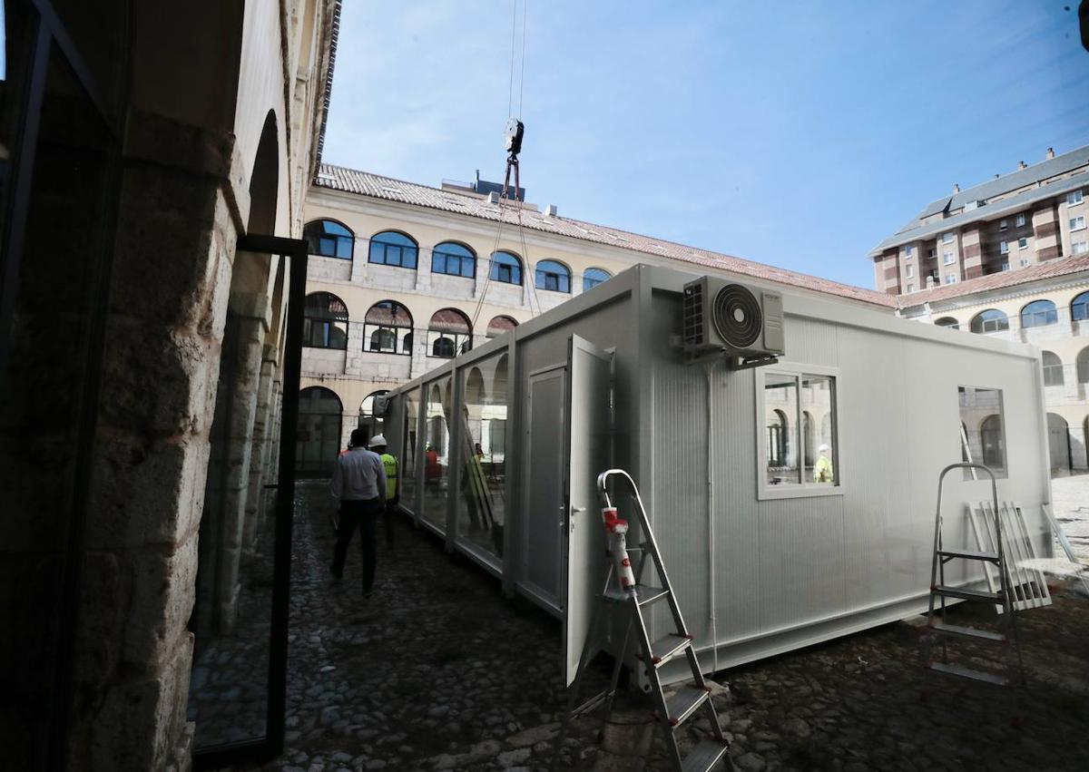 Imagen secundaria 1 - El patio de San Benito se prepara para acoger el registro municipal.