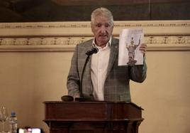 El presidente del Ateneo de Valladolid, Celso Almuiña, durante su intervención.