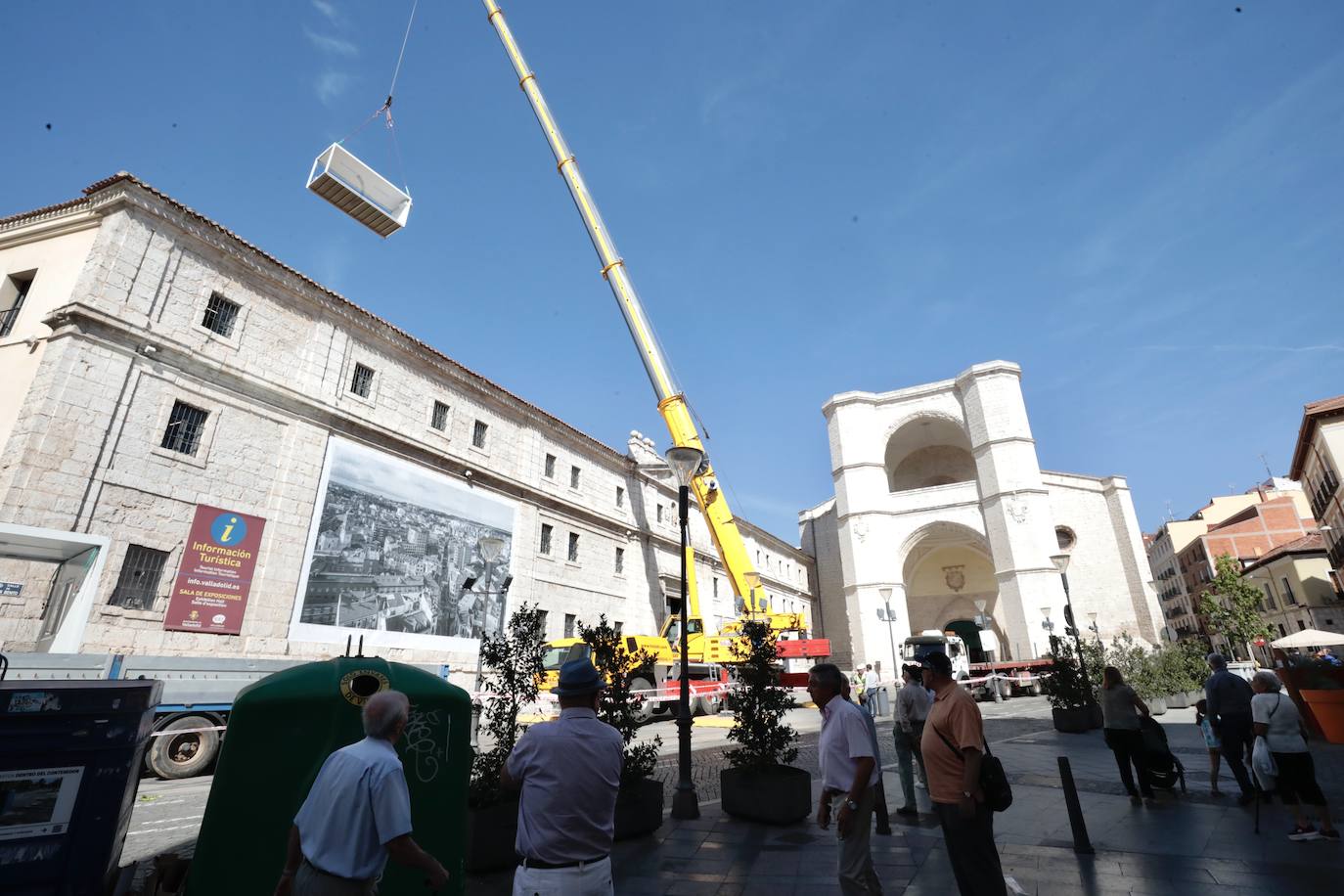 Las imágenes de la instalación de las casetas de obra en el patio de San Benito