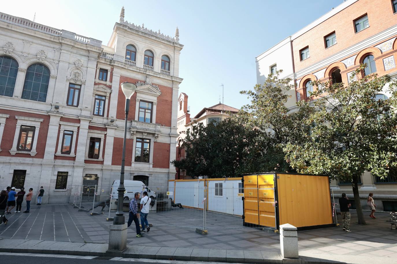 Las imágenes de la instalación de las casetas de obra en el patio de San Benito