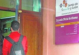Puerta de acceso a la Escuela Oficial de Idiomas.