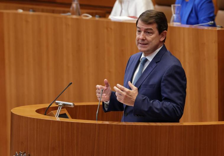 Alfonso Fernández Mañueco durante su intervención inicial en el debate de hoy.