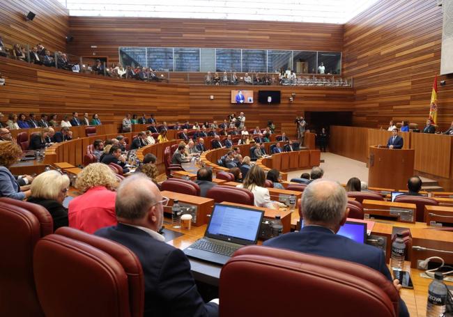 Hemiciclo y tribuna de invitados, al inicio de la intervención de Alfonso Fernández Mañueco.