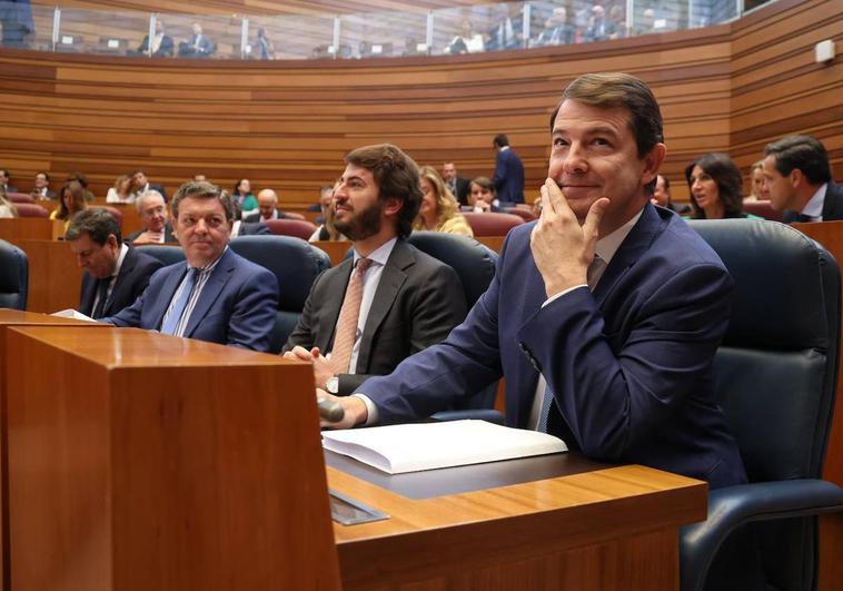 Alfonso Fernández Mañueco espera turno para iniciar su intervención en el pleno del Debate sobre el Estado de la Comunidad.