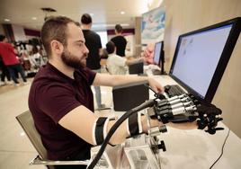 Demostración de cómo funciona el robot RobHand en plena terapia.