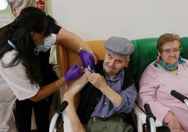 Victoriano Montalvo recibe la vacuna, esta mañana en la residencia San Antonio de Padua de Palencia.