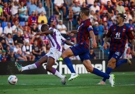 Sylla golpea el balón en la acción del 0-1 que dio la victoria ante el Eldense en el Nuevo Pepico Amat.