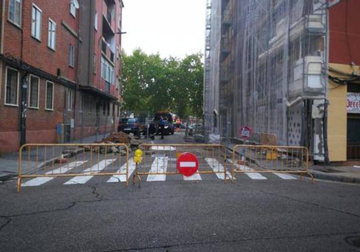 Tramo de la calle San Sebastián cortada al tráfico.