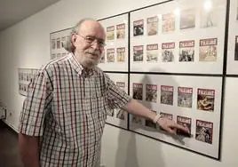 Joaquín Díaz muestra portadas de la 'Revista de folklore' en la exposición.