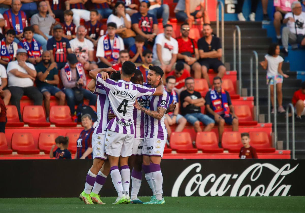 Los jugadores del Real Valladolid celebran el gol de Sylla.