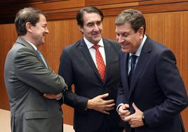 Fernández Mañueco conversa con los consejeros populares Suárez-Quiñones y Fernández Carriedo, en el hemiciclo de las Cortes.