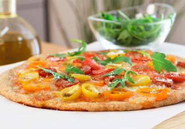 Una pizza vegetal solo con productos de la huerta