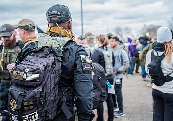 Un grupo de personas a punto de practicar 'rucking'.