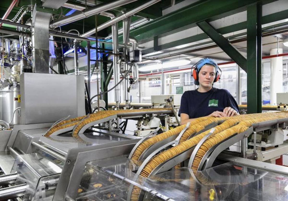 Una trabajadora en un línea de una fábrica de Galletas Gullón.