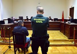 El acusado responde al fiscal durante la vista oral en la Audiencia de Valladolid