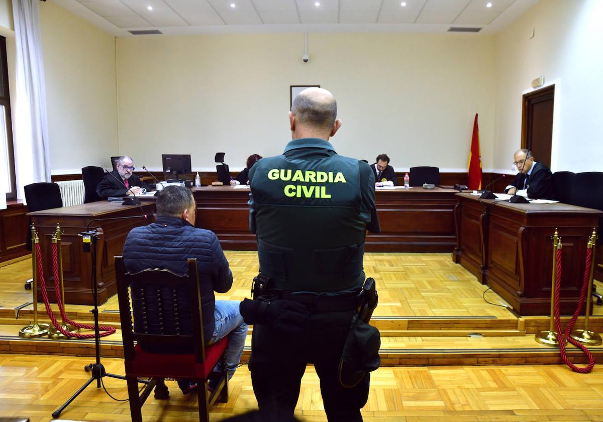 El acusado responde al fiscal durante la vista oral en la Audiencia de Valladolid