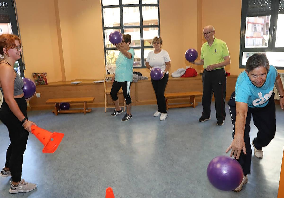 Alumnos del taller de gimnasia, este jueves en el centro de mayores La Puebla.