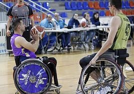 Jonatan Soria visualiza a su compañero para pasarle el balón frente al Amivel.