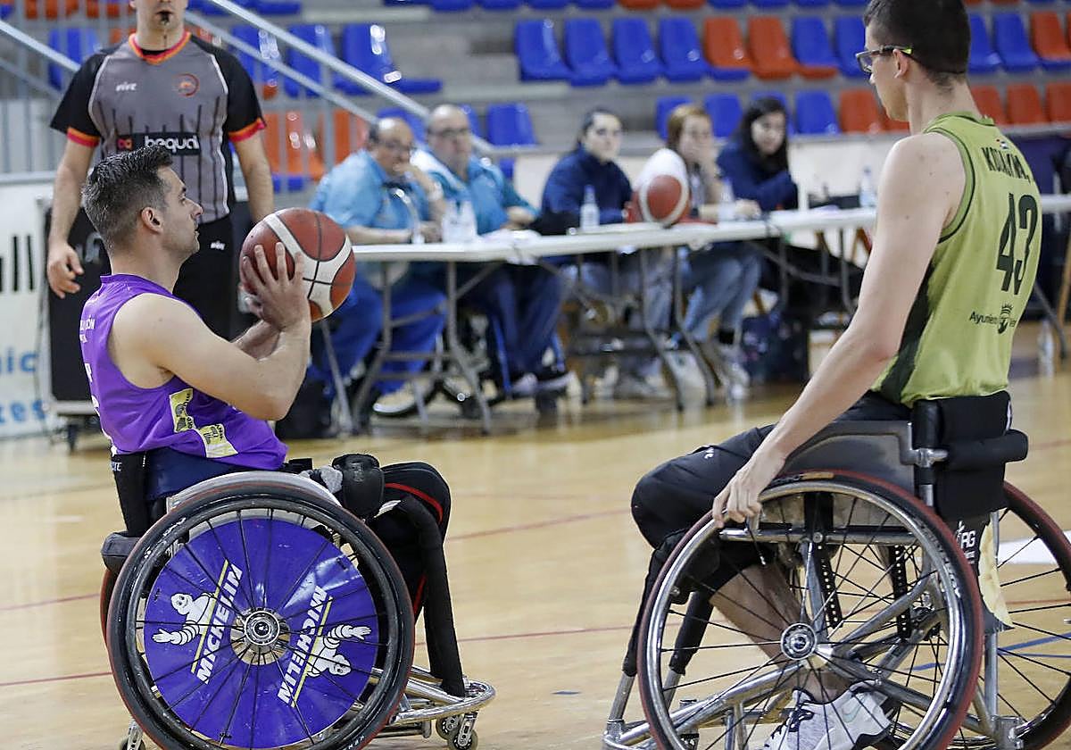 Jonatan Soria visualiza a su compañero para pasarle el balón frente al Amivel.