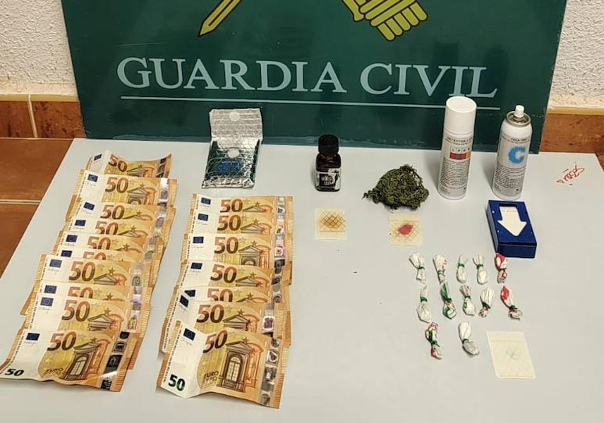 Drogas y dinero en efectivo incautados en un control de la Guardia Civil en El Espinar.