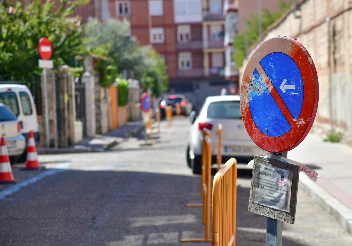 Las señales de prohibido aparcar y las vallas alertan del inminente comienzo de las obras.