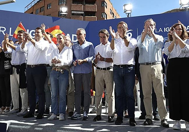 Cincuenta por ciento de zapatos/zapatillas en la primera fila del acto del PP contra la amnistía.