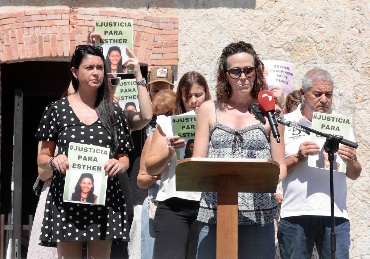 Familiares de Esther López, durante la última concentración en Traspinedo pidiendo justicia.