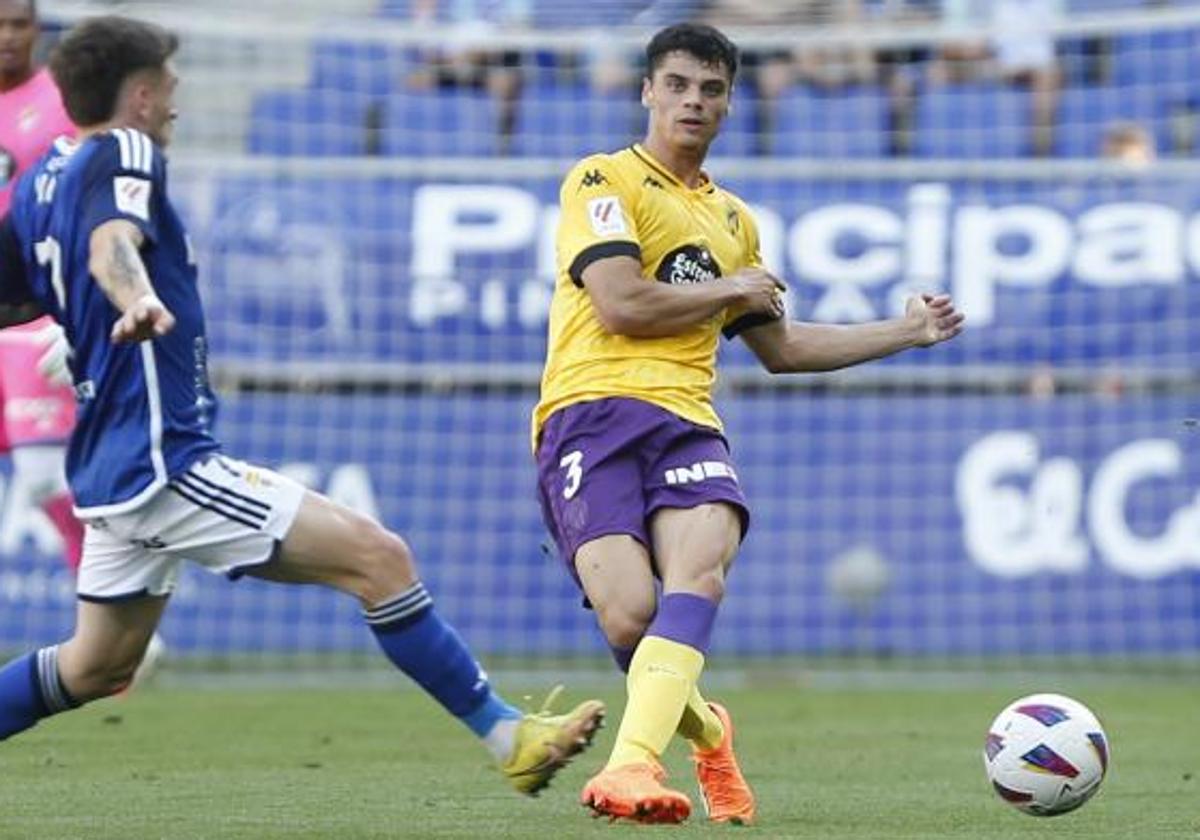 David Torres pasa el balón durante el Real Oviedo-Real Valladolid de esta campaña.