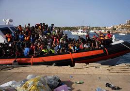 Migrantes llegan a las costas italianas de Lampedusa.