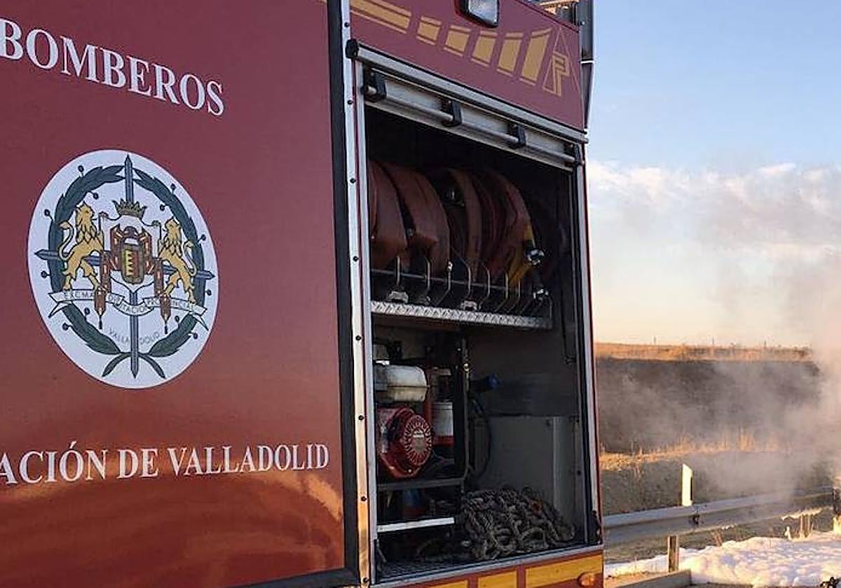 Medios aéreos y terrestres trabajan en la extinción de un fuego en Traspinedo