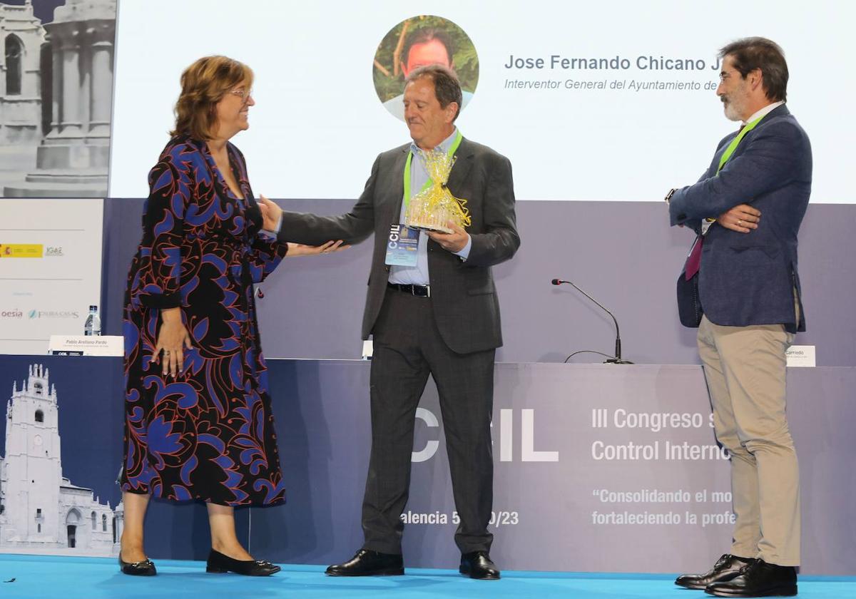 Entrega del premio a la trayectoria al interventor de Tarragona, José Fernando Chicano.