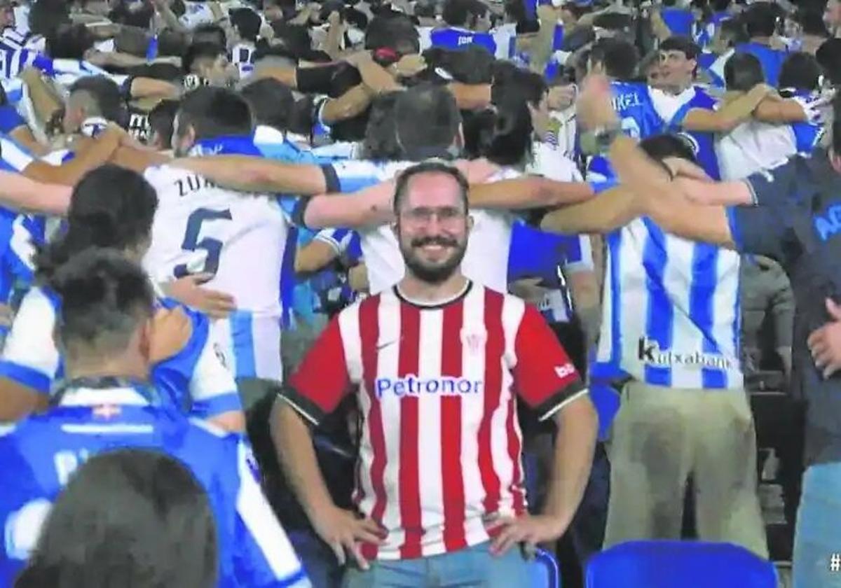 Jon Azanza, con su camiseta del Athletic en la grada del Reale Arena tras el 3-0.