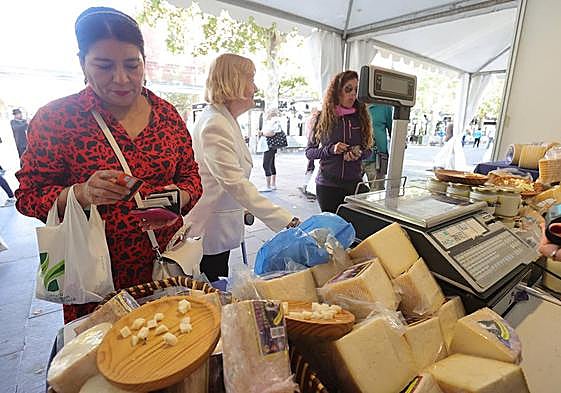 Una mujer compra en un puesto de quesos de Naturpal este viernes.