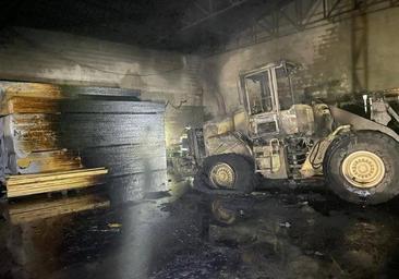 El fuego destruye maquinaria de una carpintería en Íscar