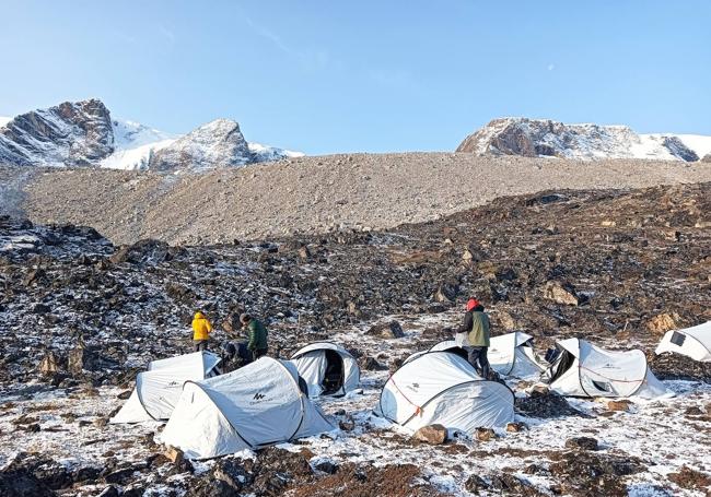 Zona de acampada de la expedición en Nugssuaq, costa occidental de Groenlandia